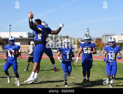 Die Allan Hancock College Bulldogs das Santa Barbara City College Vaqueros bei der militärischen Anerkennung Fußballspiel 27.10.2018 Allan Hancock College Football Feld spielen, Santa Maria, Calif. Einmal im Jahr die örtlichen College ein militärische Anerkennung Fußballspiel, in dem militärische Mitglieder ermutigt werden, damit die Gemeinschaft ihre Unterstützung zeigen können. Stockfoto
