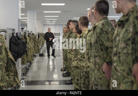 GREAT LAKES, Illinois (Okt. 29, 2018) innere Kommunikation Elektriker 1. Klasse Jason Willink, einer Division Commander rekrutieren, beobachtet das Timing der Bewegungen seines Division als Sie üben militärischen Drill in ihrem Fach in der USS Kearsarge Kasernen bei Training Befehl Rekrutieren rekrutieren. Mehr als 30.000 Rekruten Absolvent jährlich nur von Boot Camp der Marine. Stockfoto