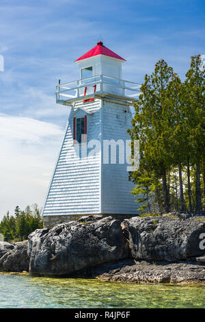 South Baymouth Reihe vorne Leuchtturm von Lake Huron an einem sonnigen Frühlingstag, Manitoulin Island, Ontario, Kanada Stockfoto