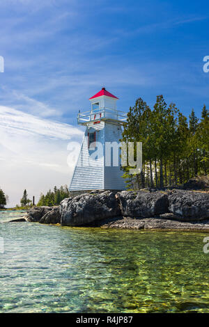 South Baymouth Reihe vorne Leuchtturm von Lake Huron an einem sonnigen Frühlingstag, Manitoulin Island, Ontario, Kanada Stockfoto