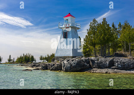 South Baymouth Reihe vorne Leuchtturm von Lake Huron an einem sonnigen Frühlingstag, Manitoulin Island, Ontario, Kanada Stockfoto