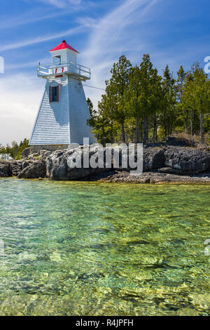 South Baymouth Reihe vorne Leuchtturm von Lake Huron an einem sonnigen Frühlingstag, Manitoulin Island, Ontario, Kanada Stockfoto