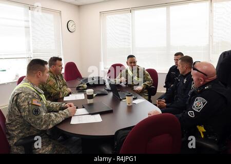 Armee finden Soldaten, zu der 85. Support Force Command's G3 Personal, Review eine aktive Shooter übung Training Plan mit Polizisten aus der Polizei von Arlington Heights, vor einer aktiven shooter Training übung in der Befehlszeile Hauptsitz, Okt. 30, 2018. Soldaten in Partnerschaft mit der lokalen Polizei und den benachbarten Personal von der Defense Contract Management Agency-Chicago für die Übung. Mehr als 100 Mitarbeiter, die in allen Organisationen in das Gebäude beteiligt, die große Übung, die Wirksamkeit der Massenkommunikation Systeme zu messen, sta Stockfoto