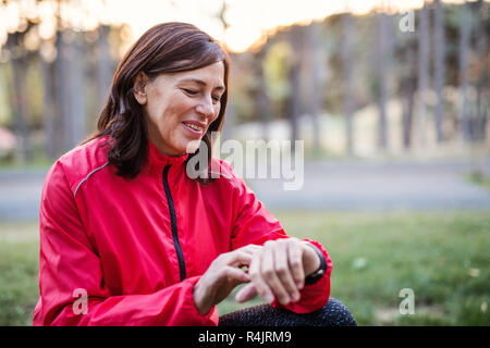 Eine Läuferin im Freien im Herbst Natur, die mal prüfen. Stockfoto