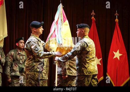 Brig. Gen. Michael T. Morrissey, der Kommandeur der 94th Army Air und Raketenabwehr Befehl, übergibt die Brigade Farben zu Oberst Patrick Costello bei Reaktivierung Zeremonie auf Camp Zama, Japan, Okt. 31. Nach uncasing Farben der Einheit Morrissey dann übertragen Annahme der Einheit zu Costello. Stockfoto