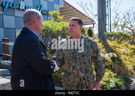 BUSAN, Republik Korea (23. 30, 2018) US-Rep William McClellan 'Mac' Thornberry, Vorsitzender des House Armed Services Committee (Hasc), schüttelt Hände mit Konteradmiral. Michael E. Boyle, Commander, U.S. Naval Forces Korea (CNFK). Die Thornberry Besuch CNFK ist Teil einer umfassenden Website besuchen auf der Koreanischen Halbinsel mit US-militärischen Komponenten zu treffen und ein besseres Verständnis der US-amerikanischen und der ROK-Allianz zu gewinnen. Stockfoto