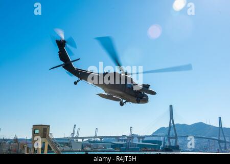 BUSAN, Republik Korea (23. 30, 2018) US-Rep William McClellan 'Mac' Thornberry, Vorsitzender des House Armed Services Committee (Hasc), weicht von der Military Sealift Command (Hauptstrom-CO) in Busan über UH-60 Blackhawk Helikopter. Die Thornberry Besuch Hauptstrom-CO ist ein Teil einer gesamten Website besuchen auf der Koreanischen Halbinsel mit US-militärischen Komponenten zu treffen und ein besseres Verständnis der US-amerikanischen und der ROK-Allianz zu gewinnen. Stockfoto