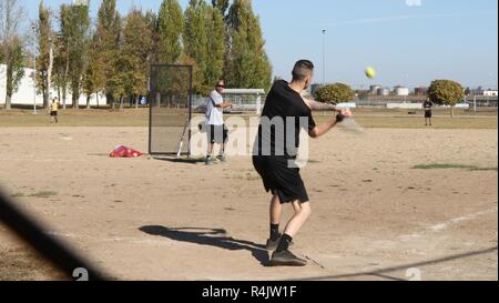 Us-amerikanische und kanadische Service Mitglieder eingesetzt zur Unterstützung der Operation Atlantic lösen ein Spiel der Softball an Mihail Kogalniceanu Air Base, Rumänien, Okt. 28, 2018 spielen. Der Service Mitglieder beteiligen sich an sportlichen Aktivitäten zusammen, die Moral zu bauen und ihre Partnerschaft verbessern. Stockfoto