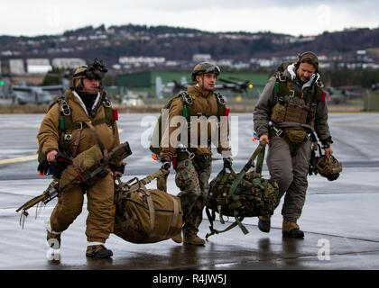 Us-Marines bereiten Sie eine KC-130J Super Hercules während der Übung Trident Zeitpunkt 18 Vorstand Der vaernes Air Base, Norwegen, Okt. 31, 2018. Die Übung verbessert die USA und die NATO-Verbündeten und Fähigkeiten der Partner zur Zusammenarbeit militärische Operationen unter schwierigen Bedingungen durchzuführen. Die Marines sind mit 2 Reconnaissance Battalion, 2nd Marine Division, und der KC-130J ist mit Marine Antenne Refueler Transport Squadron 252, 2 Marine Flugzeugflügel. Stockfoto