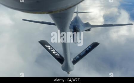 Ein US Air Force B-1B Lancer ab der 28. Bombe Flügel, Ellsworth Air Force Base, South Dakota, bereitet der Kraftstoff von der US Air Force KC-135 Stratotanker aus der 100 Luftbetankung Flügel, RAF Mildenhall, England zu erhalten, nach der Teilnahme an der Übung Trident Punkt 18 vor der Küste Islands, Okt. 30, 2018. Die Übung ist der NATO grösste Übung seit 2015 mit mehr als 50.000 Soldaten aus 31 Nationen. Trident Zeitpunkt 18 erhöht die Sicherheit durch Abschreckung möglicher Bedrohungen und die Verbesserung der Interoperabilität unter den NATO-Verbündeten und Partnern. Stockfoto