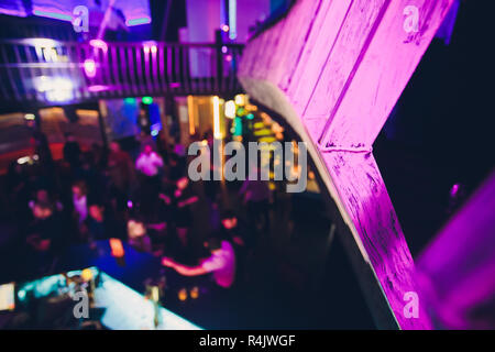 Night Club, auf dem Balkon konzentrieren, die Atmosphäre einer Nacht Institution ist nicht im Fokus. Stockfoto