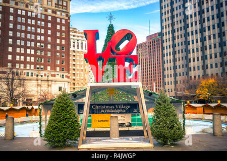 PHILADELPHIA - November 30: Love Park nach der Liebe Statue in Philadelphia, USA an Weihnachten benannt, November, 30, 2015. Der Park im Zentrum der Stadt, Philadelphia entfernt Stockfoto