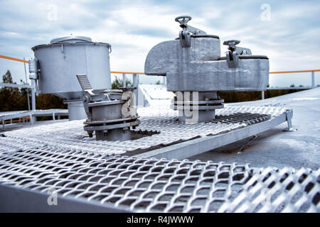 Sicherheitsventil am Lagertank Stockfoto