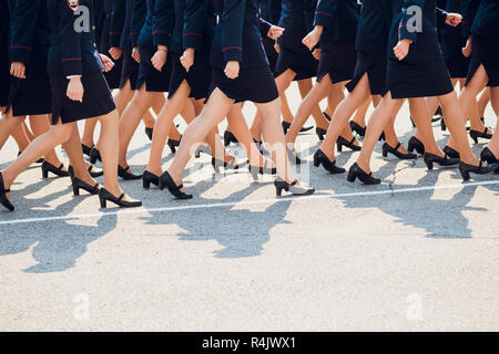 Die Polizei marschieren. Beine. Schuhe in Zeile Stockfoto