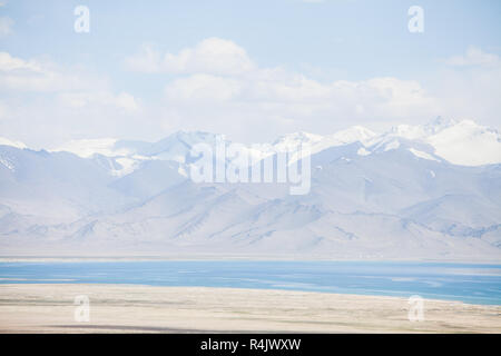Ansicht der Karakul See, am Pamir Highway, in Tadschikistan. Stockfoto
