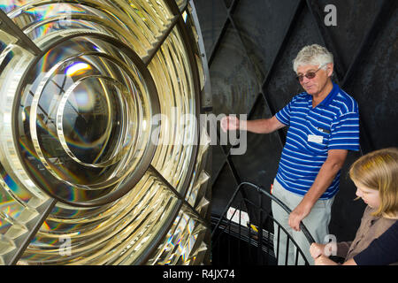 Volunteer Guide zeigt Kind Besucher die speziell geformte Prismen, die das Licht in die Super Mächtig mit einem leichten Fresnel Linse Strahl konzentrieren. Saint Catherine's Leuchtturm auf der Insel Wight. Das VEREINIGTE KÖNIGREICH (98) Stockfoto