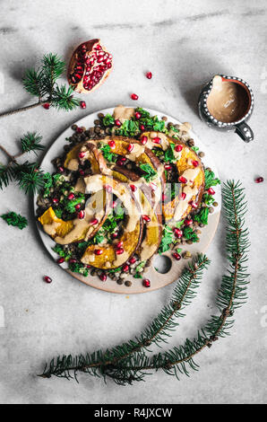 Gebratener Kürbis, Kohl, und Linsensalat mit Tahini Ingwer Dressing Stockfoto