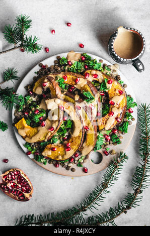 Gebratener Kürbis, Kohl, und Linsensalat mit Tahini Ingwer Dressing Stockfoto