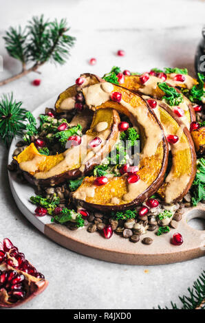 Gebratener Kürbis, Kohl, und Linsensalat mit Tahini Ingwer Dressing Stockfoto