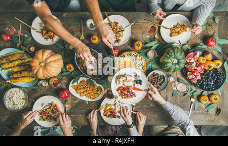 Traditionelle Thanksgiving oder Friendsgiving urlaub Feier Party. Flachbild-lay von Freunden am Thanksgiving Tag Tabelle mit der Türkei schlemmen, Pumpkin Pie, Stockfoto
