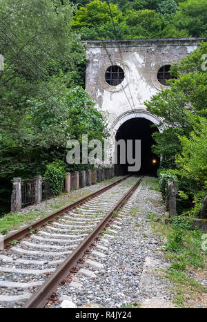 Tunnel in den Bergen Stockfoto