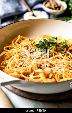 Butternut-kürbis Nudeln in eine Schüssel geben. Stockfoto