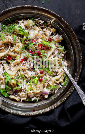 Gebratenes Hähnchen Abendessen mit Fenchel Reis, Rosenkohl, gebackene Kartoffel, sautierten Pilzen - Glutenfrei. Stockfoto