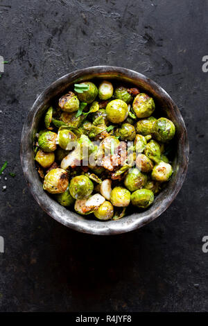 Gebratenes Hähnchen Abendessen mit Fenchel Reis, Rosenkohl, gebackene Kartoffel, sautierten Pilzen - Glutenfrei. Stockfoto