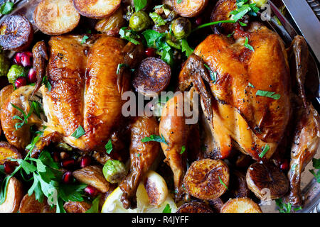 Gebratenes Hähnchen Abendessen mit Fenchel Reis, Rosenkohl, gebackene Kartoffel, sautierten Pilzen - Glutenfrei. Stockfoto