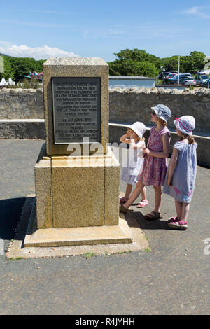 Kinder/Kinder/Mädchen die verschiedenen Plaketten auf den Marconi Denkmal an die Nadeln Sehenswürdigkeiten Attraktion Park auf der Isle of Wight, Großbritannien. (98) Stockfoto