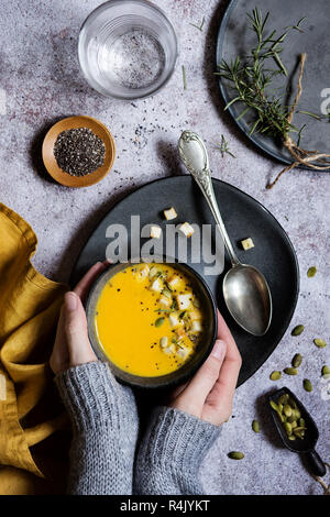 Hände von Frau mit einem heißen Kürbissuppe Stockfoto
