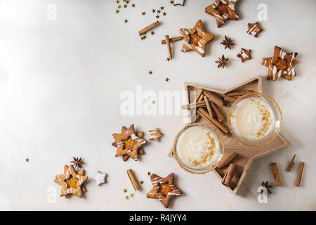 Eierlikör Weihnachten Milch Cocktail, in zwei vintage Crystal serviert Gläser auf Holz- Fach mit SHORTBREAD Stern Sugar Cookies, Cinnamon Sticks über wh Stockfoto