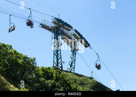 Intermediate Unterstützung der Turm von Nadeln Sessellift in der Nähe der Spitze der Klippen oben Alum Bay Klippen. Sessellift nimmt die Besucher an den Strand und die Bucht. Isle of Wight. Das VEREINIGTE KÖNIGREICH (98) Stockfoto