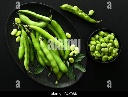 Fava Bohnen in Hülsen und Schalen. Stockfoto