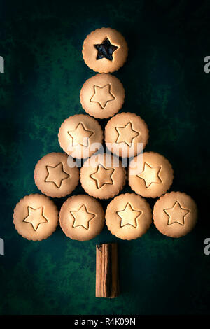 Ein Weihnachtsbaum aus Lebkuchen Obstkuchen und Zimtstangen hacken. Stockfoto