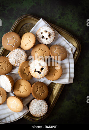 Obst Mince Pies auf ein Fach. Stockfoto