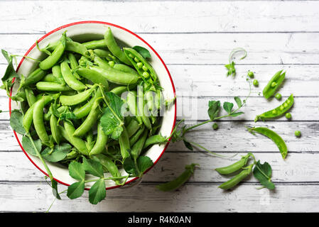 Frisch gepflückte Erbsen in einem Sieb. Stockfoto