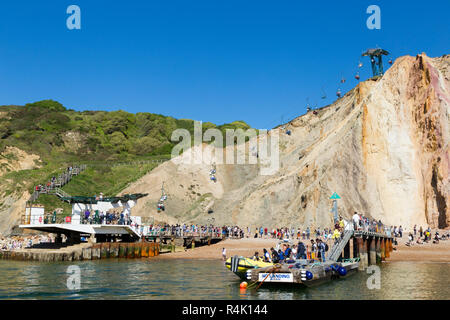 Nadeln Sessellift. Eingang ist an der Spitze der Klippen oben Alum Bay Klippen. Sessellift nimmt die Besucher an den Strand und die Bucht. Isle of Wight. Das VEREINIGTE KÖNIGREICH (98) Stockfoto