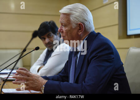 New Delhi, Indien. 26 Nov, 2018. Teodor Melescanu, Minister für Auswärtige Angelegenheiten von Rumänien Gespräche über 'Going Global v/s bleiben Lokale", "rumänien Agenda als Bindeglied zwischen Europa und Asien an einem Seminar, das von Observer Research Foundation" in New Delhi, Indien Am 26. November 2018 organisiert. Credit: Indraneel Chowdhury/Pacific Press/Alamy leben Nachrichten Stockfoto