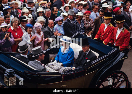 Ascot Rennen England Großbritannien 1986 gescannt in 2018 der britischen königlichen Familie kommen und gehen etwa im Royal Ascot in 1986. Königin Elizabeth II. und Prinz Philip. Mitglieder der öffentlichkeit in feine Hüte und Mützen und Schwänze für die Männer im Royal Ascot gekleidet. Stockfoto