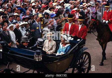 Ascot Rennen England Großbritannien 1986 gescannt in 2018 der britischen königlichen Familie kommen und gehen etwa im Royal Ascot 1986. Prinzessin Anne und Sarah Ferguson Mitglieder der Öffentlichkeit in feine Hüte und Mützen und Schwänze für die Männer im Royal Ascot gekleidet. Stockfoto