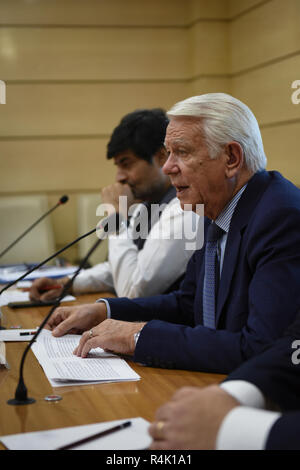 New Delhi, Indien. 26 Nov, 2018. Teodor Melescanu, Minister für Auswärtige Angelegenheiten von Rumänien Gespräche über 'Going Global v/s bleiben Lokale", "rumänien Agenda als Bindeglied zwischen Europa und Asien an einem Seminar, das von Observer Research Foundation" in New Delhi, Indien Am 26. November 2018 organisiert. Credit: Indraneel Chowdhury/Pacific Press/Alamy leben Nachrichten Stockfoto