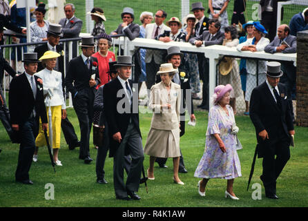 Ascot Rennen England Großbritannien 1986 gescannt in 2018 der britischen königlichen Familie kommen und gehen etwa im Royal Ascot in 1986. Königin Mutter und Prinzessin Anne die Öffentlichkeit, in feine Hüte und Mützen und Schwänze für die Männer im Royal Ascot gekleidet. Stockfoto