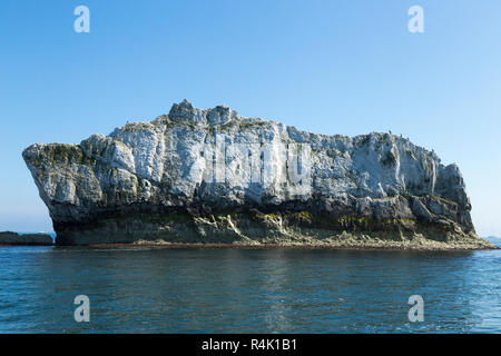 Die erste Nadel (also den ersten Nadel am nächsten Festland) der Nadeln Felsen an einem sonnigen Sommertag mit blauem Himmel und Sonnenschein. Isle of Wight. UK. Aus einem touristischen Boot im Alum Bay gesehen. (98) Stockfoto