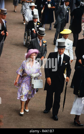 Ascot Rennen England Großbritannien 1986 gescannt in 2018 der britischen königlichen Familie kommen und gehen etwa im Royal Ascot in 1986. Königin Mutter Mitglieder der Öffentlichkeit in feine Hüte und Mützen und Schwänze für die Männer im Royal Ascot gekleidet. Stockfoto