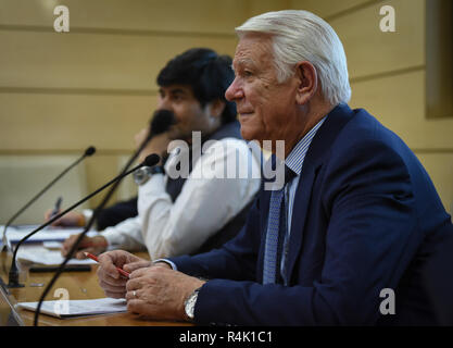 New Delhi, Indien. 26 Nov, 2018. Teodor Melescanu, Minister für Auswärtige Angelegenheiten von Rumänien Gespräche über 'Going Global v/s bleiben Lokale", "rumänien Agenda als Bindeglied zwischen Europa und Asien an einem Seminar, das von Observer Research Foundation" in New Delhi, Indien Am 26. November 2018 organisiert. Credit: Indraneel Chowdhury/Pacific Press/Alamy leben Nachrichten Stockfoto