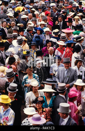 Ascot Rennen England Großbritannien 1986 gescannt in 2018 der britischen königlichen Familie kommen und gehen etwa im Royal Ascot 1986 Mitglieder der Öffentlichkeit in feine Hüte und Mützen und Schwänze für die Männer im Royal Ascot gekleidet. Stockfoto