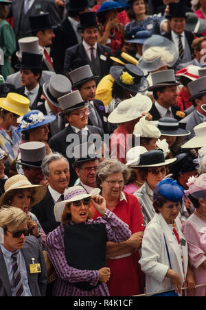 Ascot Rennen England Großbritannien 1986 gescannt in 2018 der britischen königlichen Familie kommen und gehen etwa im Royal Ascot 1986 Mitglieder der Öffentlichkeit in feine Hüte und Mützen und Schwänze für die Männer im Royal Ascot gekleidet. Stockfoto