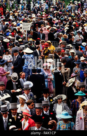 Ascot Rennen England Großbritannien 1986 gescannt in 2018 der britischen königlichen Familie kommen und gehen etwa im Royal Ascot 1986 Mitglieder der Öffentlichkeit in feine Hüte und Mützen und Schwänze für die Männer im Royal Ascot gekleidet. Stockfoto