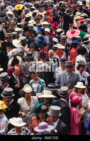 Ascot Rennen England Großbritannien 1986 gescannt in 2018 der britischen königlichen Familie kommen und gehen etwa im Royal Ascot 1986 Mitglieder der Öffentlichkeit in feine Hüte und Mützen und Schwänze für die Männer im Royal Ascot gekleidet. Stockfoto